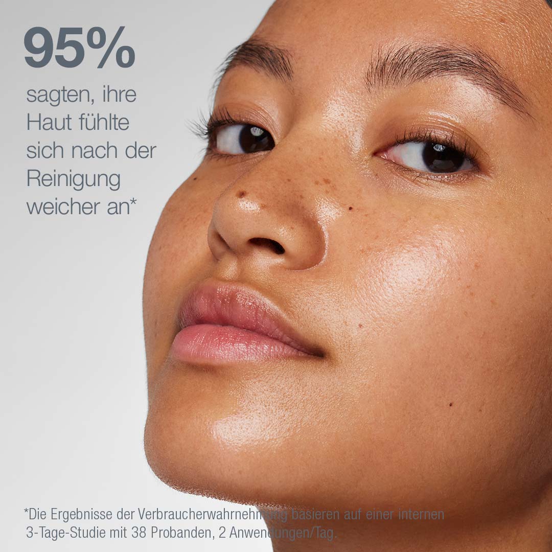 Nahaufnahme einer Frau mit klarer, strahlender Haut. Laut deutschem Text empfanden 95 % der Befragten ihre Haut nach der Anwendung des Magnetic[+] Afterglow Cleansers mit Hyaluron als weicher. Dies basiert auf einer dreitägigen Studie mit 38 Teilnehmerinnen.