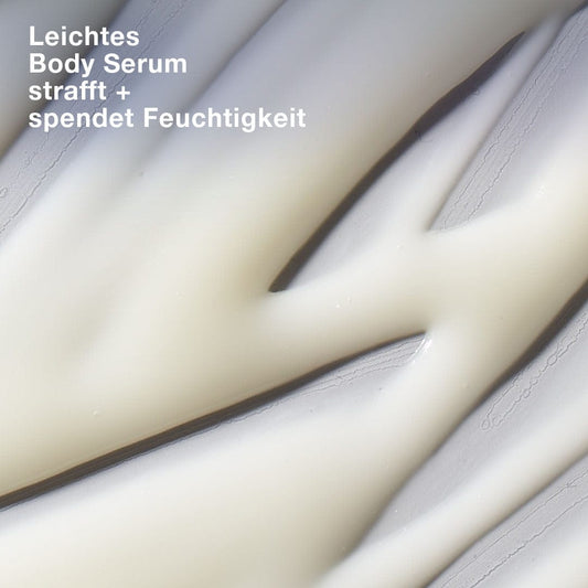 Nahaufnahme der cremeweißen Dynamic Skin Sculptor Serumstreifen, mit deutschem Text: "Leichtes Body Serum strafft + spendet Feuchtigkeit" oben links, um die effektive Hautstraffung hervorzuheben.