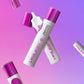 Produktflaschen und Verschlüsse vor einem rosa und violetten Hintergrund mit Farbverlauf. 