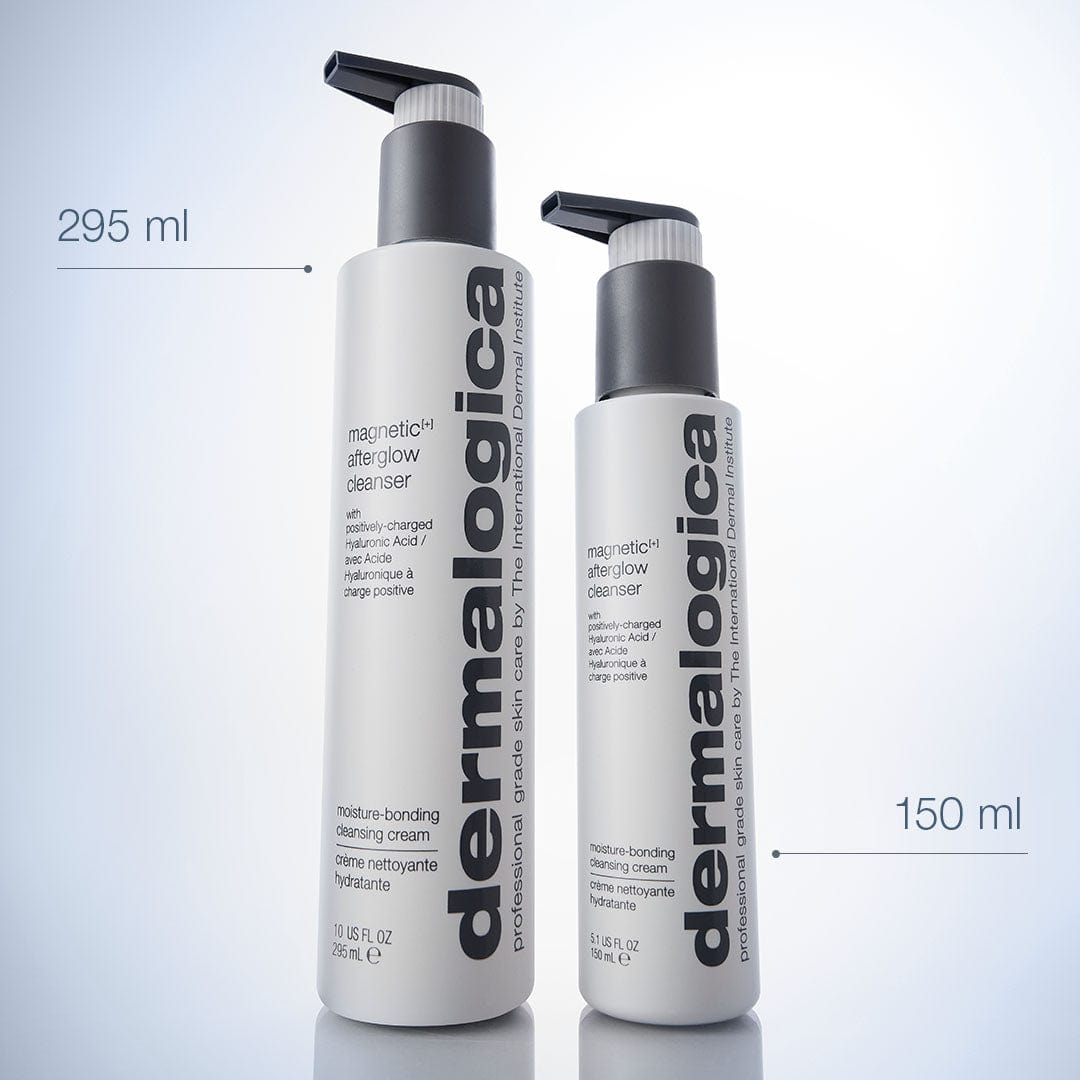 Zwei Flaschen Magnetic[+] Afterglow Cleanser – Review werden in 295 ml und 150 ml Pumpspendern vor einem hellblauen Hintergrund mit Farbverlauf präsentiert. Dieser cremige Reiniger enthält Hyaluron für eine verbesserte Hautfeuchtigkeit.