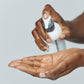 Eine Person gibt ein klares Gel aus dem Cleanse Deeper ab. Strahlender Glanz – Legen Sie es vor einen schlichten Hintergrund auf die Handfläche und heben Sie so die wesentlichen Hautpflegeprodukte hervor.