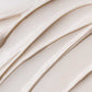 Eine Nahaufnahme der glatten, beigen Stabilizing Repair Cream, in gleichmäßigen Linien aufgetragen – perfekt für empfindliche Haut.