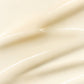 Unscharfes, abstraktes Bild in Creme- und Weißtönen