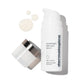 Weiße Flasche " Powerbright Dark Spot Serum" mit geöffnetem Deckel und einem Tropfen des Produkts daneben auf hellem Hintergrund.