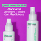 Zwei weiße Flaschen des Produkts "micro pore mist" vor einem lila Hintergrund. Über den Flaschen steht in Englisch und Deutsch Text, der Niacinamid bewirbt.