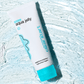 Tube von Cooling Aqua Jelly Feuchtigkeitsgel auf einem blauen Hintergrund mit nasser Textur.