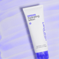 Tube " Skin Soothing Hydrating Lotion" von vor einem lila Hintergrund mit Schattenlinien.
