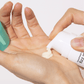 Eine Hand drückt eine Creme aus einer Tube